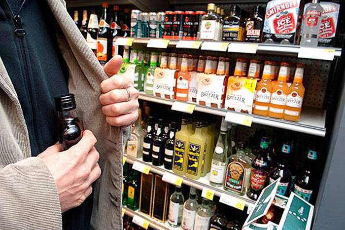 В Витебске двое молодых мужчин украли из магазина 4 бутылки виски стоимостью 265 рублей каждая