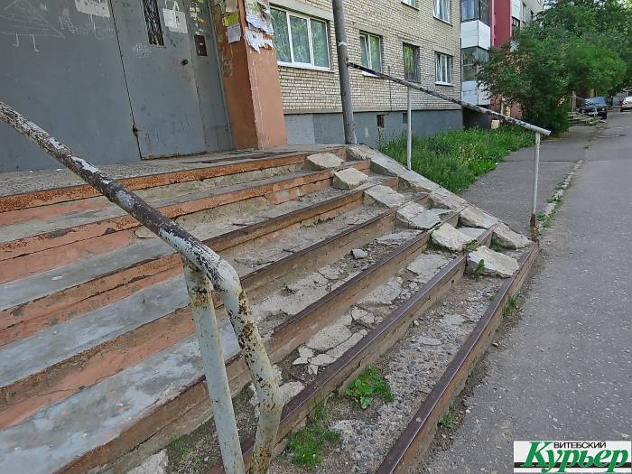 В Витебске на улице Смоленской ставят детскую площадку, но забывают отремонтировать крыльцо в подъездах