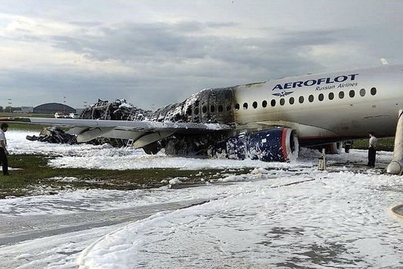 Новые подробности пожара в аэропорту Шереметьево (видео изнутри горящего самолета)