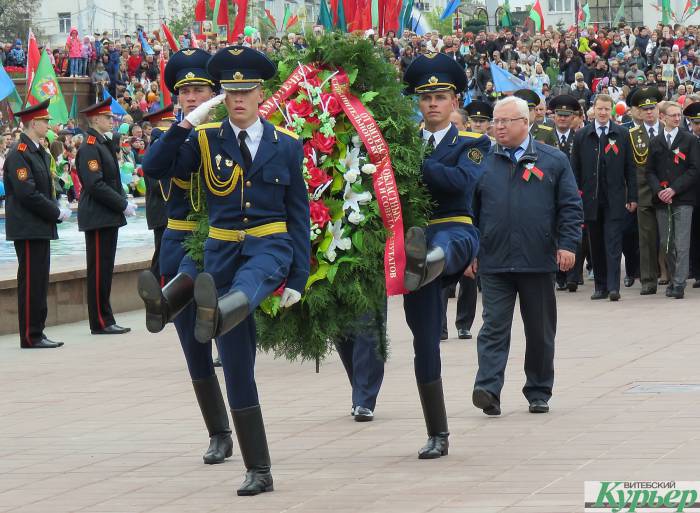 С красно-зеленые бутоньерками, с георгиевскими ленточками и с портретами тех, кто приближал Победу. Как в Витебске отпраздновали 9 мая