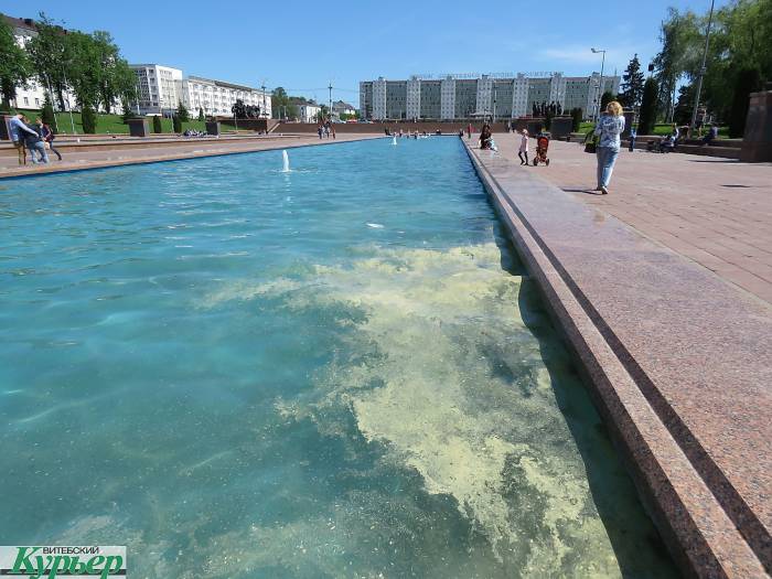 В Витебске такая жара, что люди купаются в фонтанах