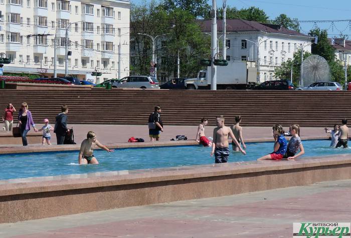 В Витебске такая жара, что люди купаются в фонтанах