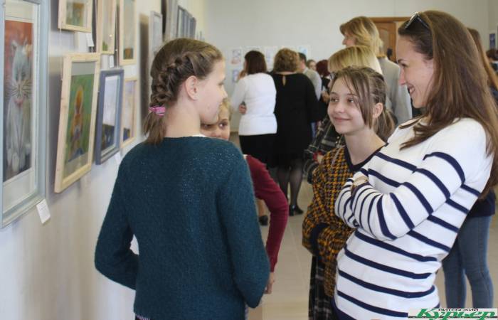 На витебском худграфе открыли выставку картин юных художников