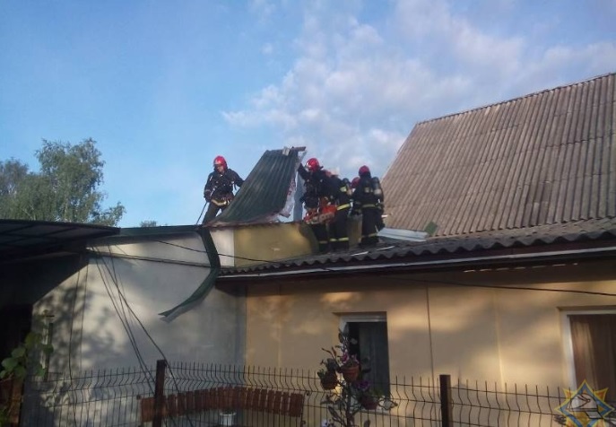 В Витебске такси врезалось в столб, из-за чего загорелась крыша частного дома