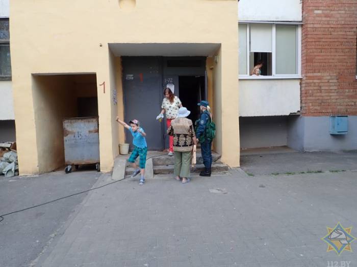 В Витебске в подъезде многоэтажки загорелся электросчетчик. Спасатели эвакуировали 5 человек, из них двое детей