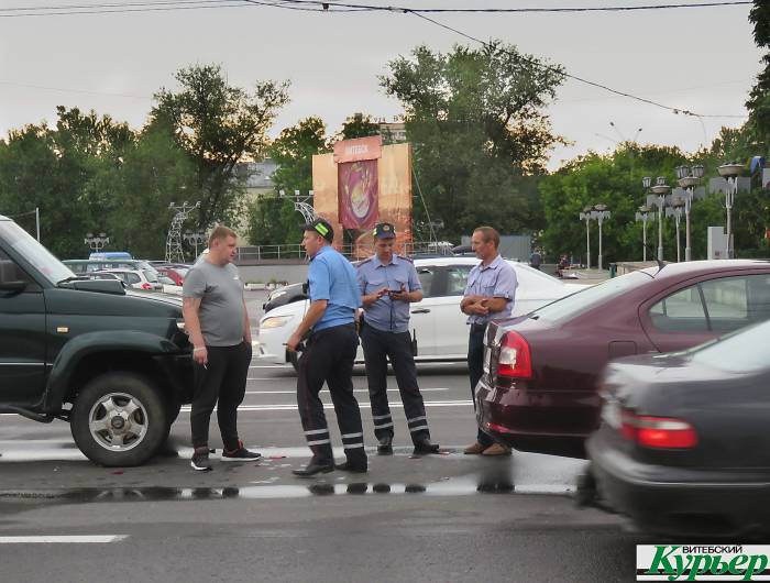 В центре Витебска столкнулись внедорожник и легковой автомобиль