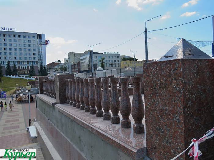В Витебске в центре города интенсивно ставят гранитные ограждения