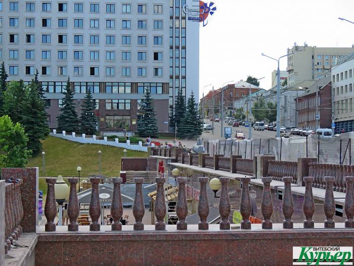 В Витебске в центре города интенсивно ставят гранитные ограждения