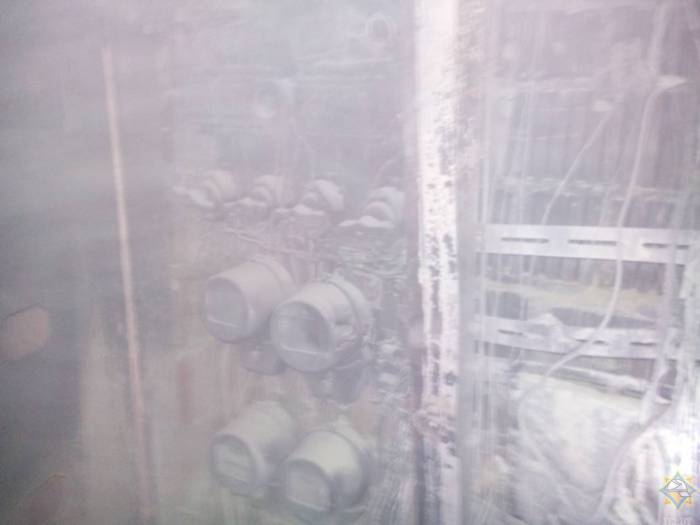 В Витебске в подъезде многоэтажки загорелся электросчетчик. Спасатели эвакуировали 5 человек, из них двое детей