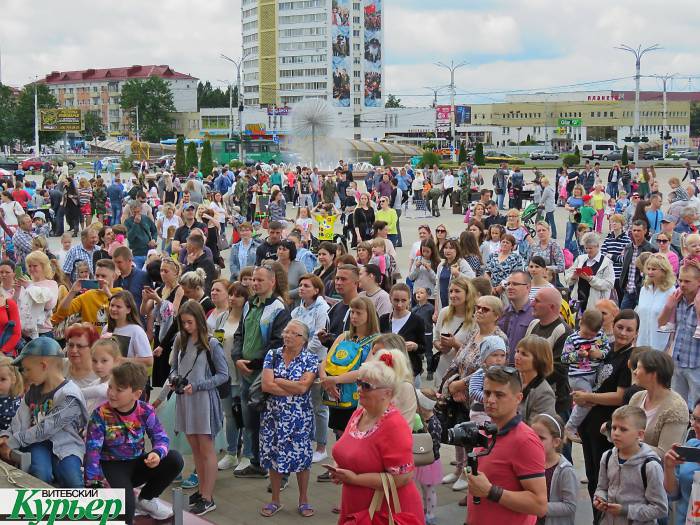 Что сейчас происходит на площади Победы в Витебске. День защиты детей с МЧС