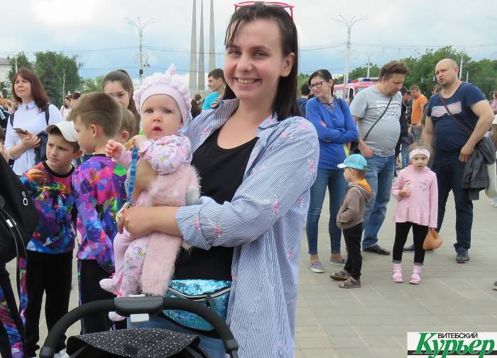 Что сейчас происходит на площади Победы в Витебске. День защиты детей с МЧС