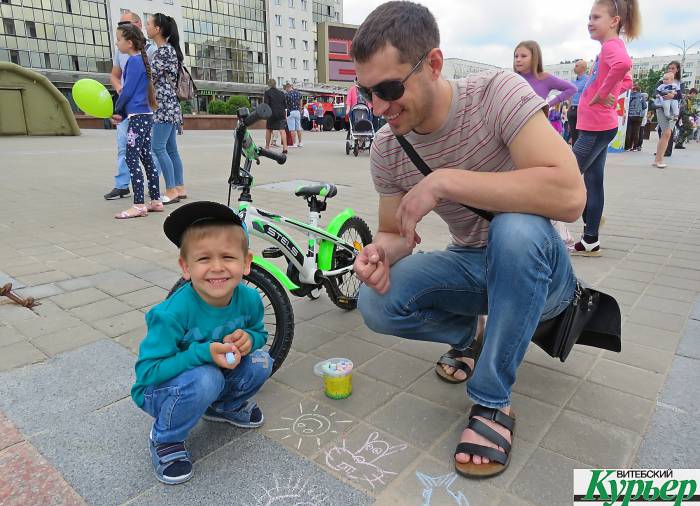 Что сейчас происходит на площади Победы в Витебске. День защиты детей с МЧС