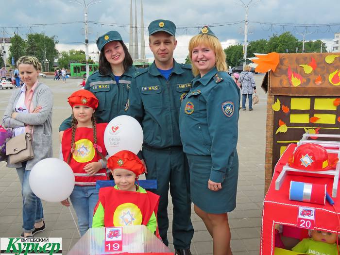 Что сейчас происходит на площади Победы в Витебске. День защиты детей с МЧС