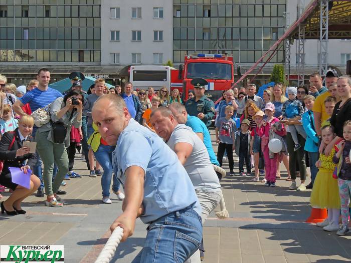 Что сейчас происходит на площади Победы в Витебске. День защиты детей с МЧС