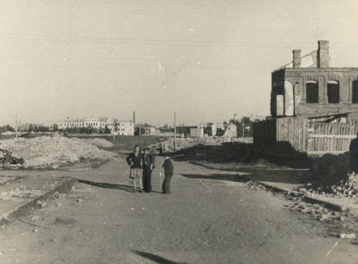 Разрушенная улица Кирова: уникальные фото первых послевоенных лет