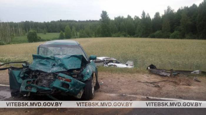 В Полоцком районе две легковушки столкнулось лоб в лоб, погибло 4 человека