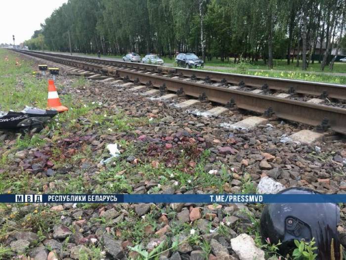 В Шклове на железнодорожном переезде 15-летний подросток на скутере попал под грузовой поезд. Школьнику оторвало ноги