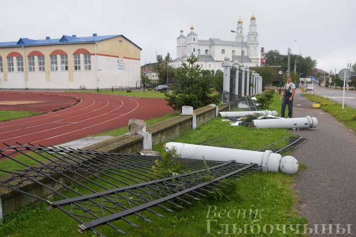 Буря в Глубоком громила заборы, деревья и даже частные дома