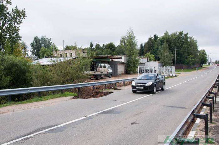 Огромный кусок дороги обвалился в Витебске по пути в Тулово. Дыра удивительных размеров