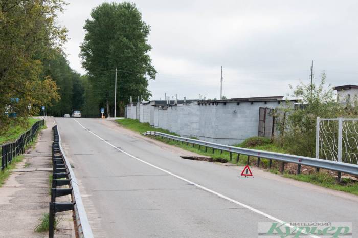 Огромный кусок дороги обвалился в Витебске по пути в Тулово. Дыра удивительных размеров