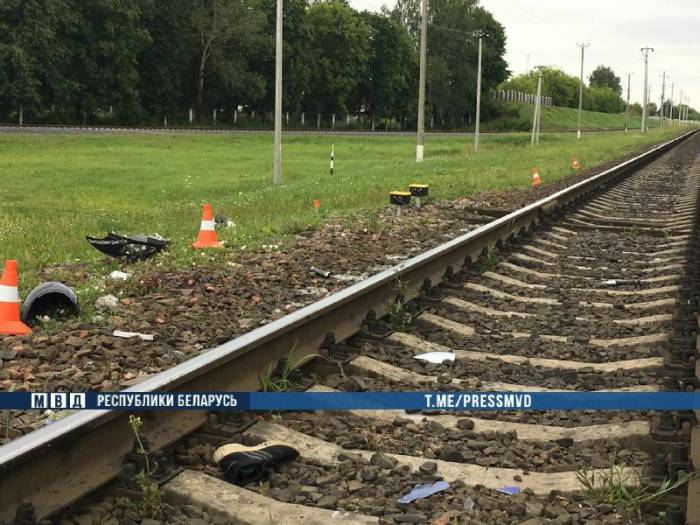 В Шклове на железнодорожном переезде 15-летний подросток на скутере попал под грузовой поезд. Школьнику оторвало ноги