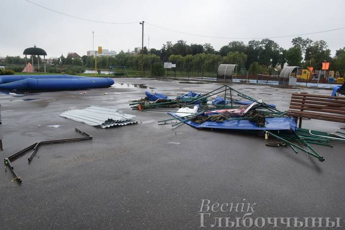 Буря в Глубоком громила заборы, деревья и даже частные дома