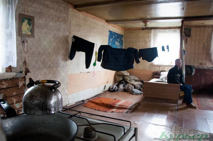 Как в доме без печки, газа и электричества в Витебске живет 44-летний Юрий. Жизнь, похожая на безнадежный ад