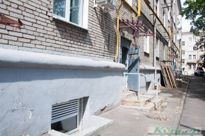 Смерть котам и ужас для жильцов. В Витебске на улице Ленина закрывают подвальные окна пластиковыми заглушками