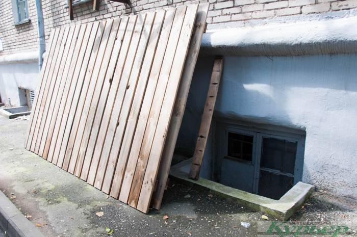 Смерть котам и ужас для жильцов. В Витебске на улице Ленина закрывают подвальные окна пластиковыми заглушками