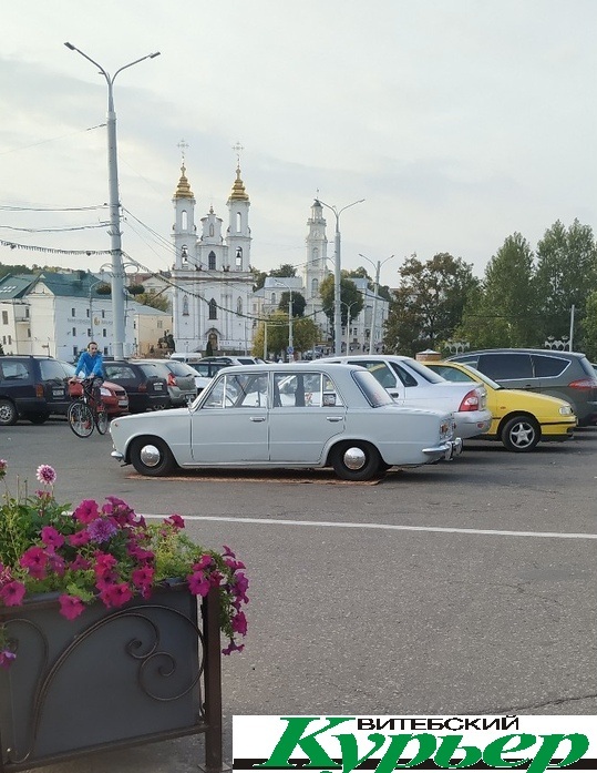 Жигули запарковались на ковре на площади Свободы в Витебске. Арт-объект, шок, шутка, провокация?