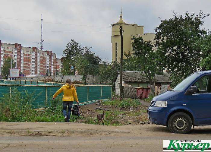 На улице Мичурина в Витебске поставили забор, а о жителях не позаботились