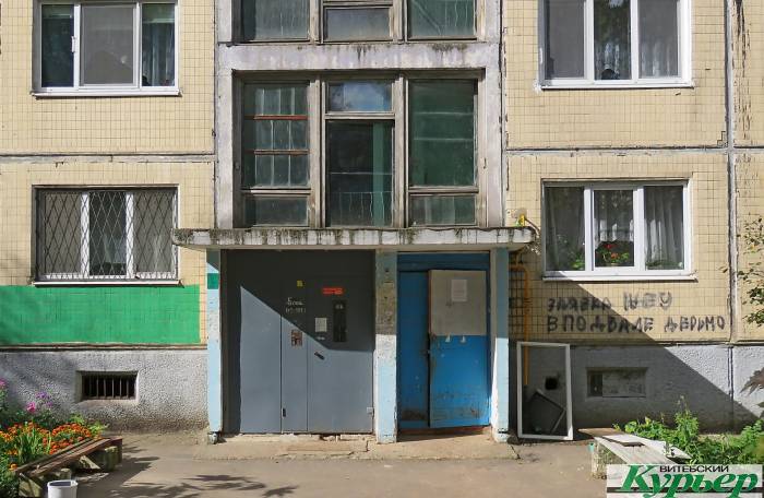 Жители Витебска жалуются на работу ЖЭУ. Возле подъездов грязь, вонь и мухи, фекалии в подвале