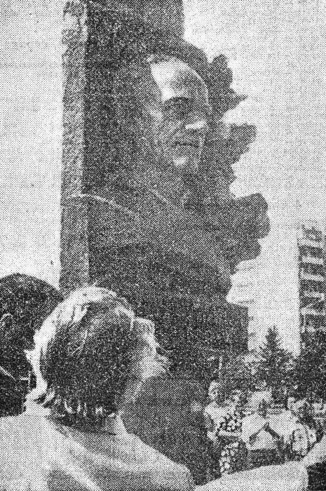 «Бровки» или «Сябровки»? Что мы знаем про улицу Петруся Бровки и про памятник на ней, которому уже 30 лет