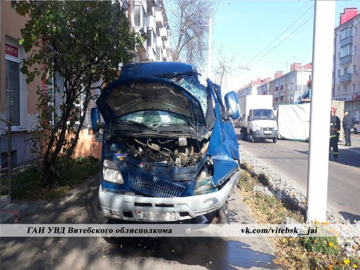 После столкновения с грузовиком микроавтобус вылетел на тротуар. ДТП случилось на проспекте Черняховского в Витебске