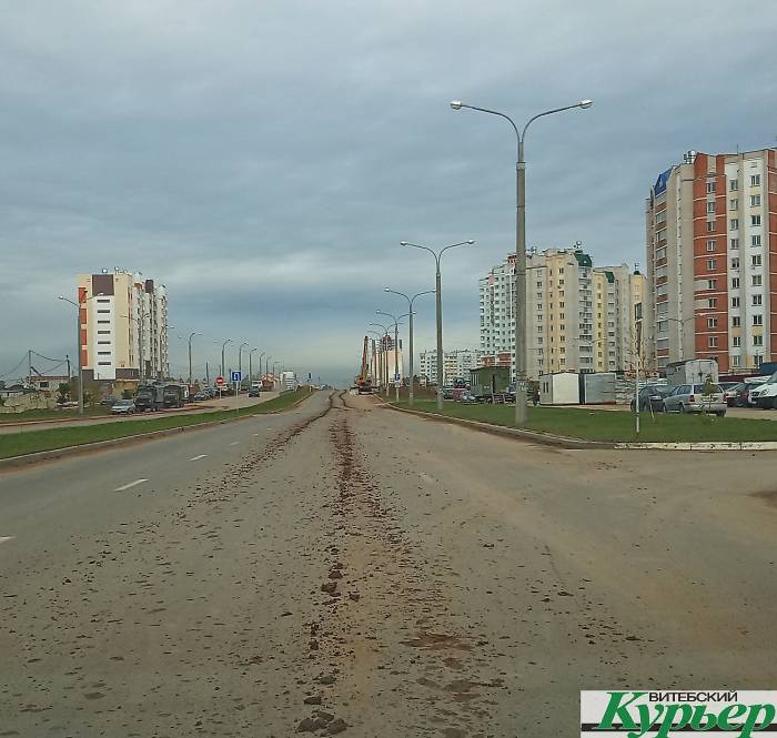 В Билево-2 дорога зарастает грязью. Из трех полос - «рабочая» только одна