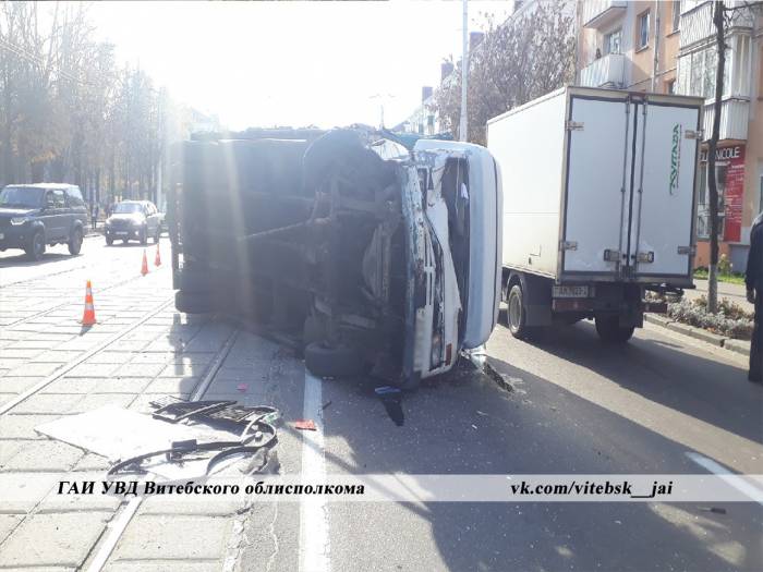 После столкновения с грузовиком микроавтобус вылетел на тротуар. ДТП случилось на проспекте Черняховского в Витебске