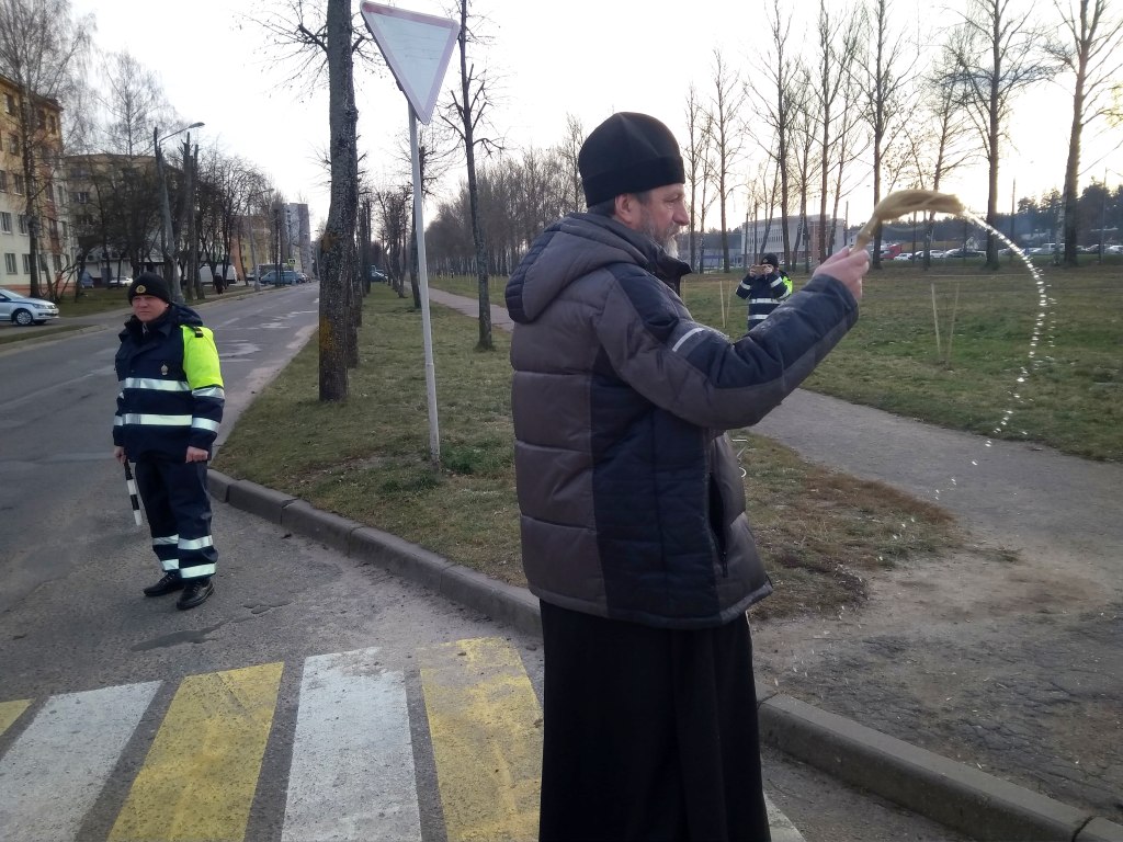 Священник: это маразм, двуличие и показуха... В Новополоцке святой водой окропили места ДТП