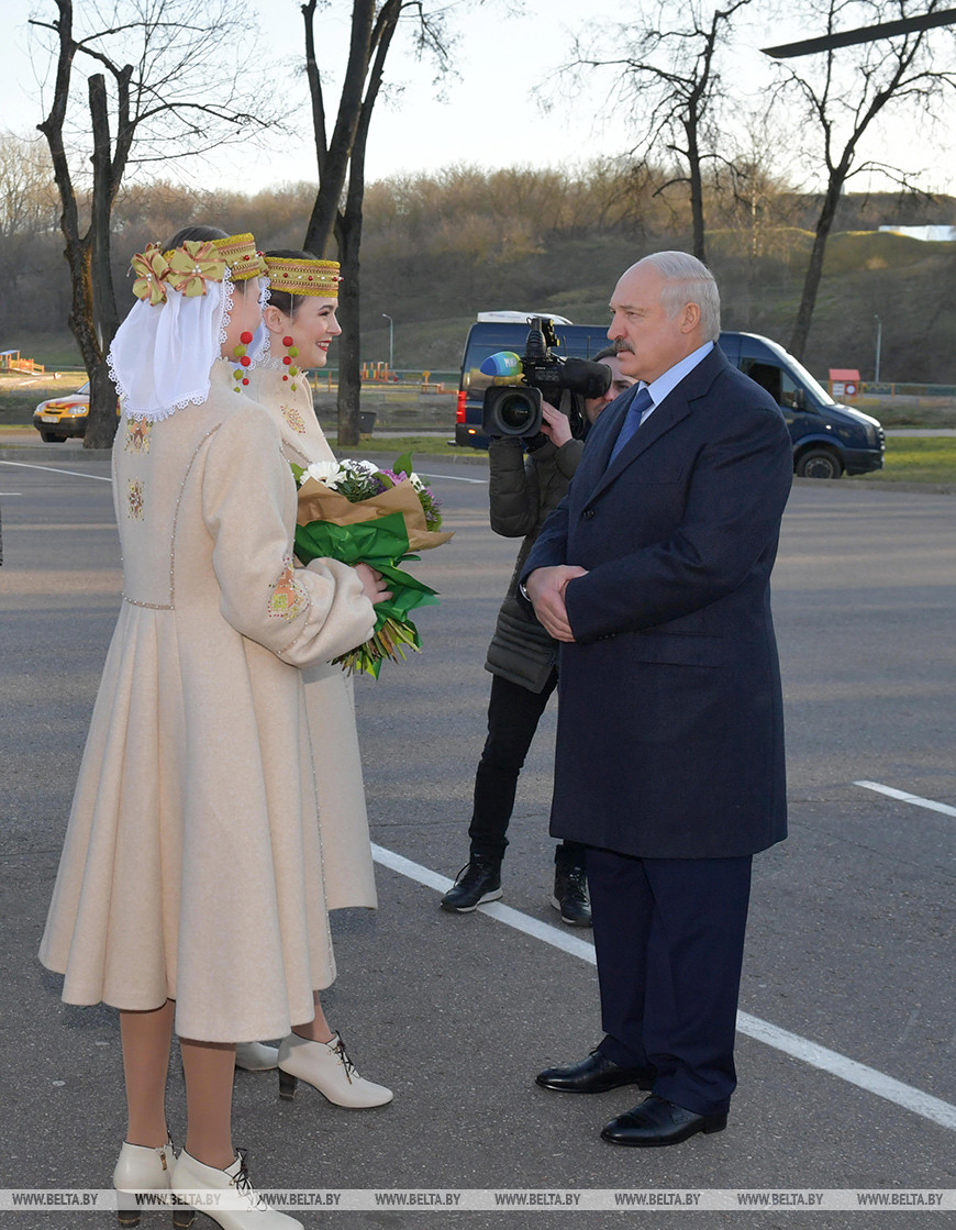 Лукашенко прилетел на вертолете и приземлился на автостоянке зоны отдыха на реке Витьба. Смотрите видео, как это было
