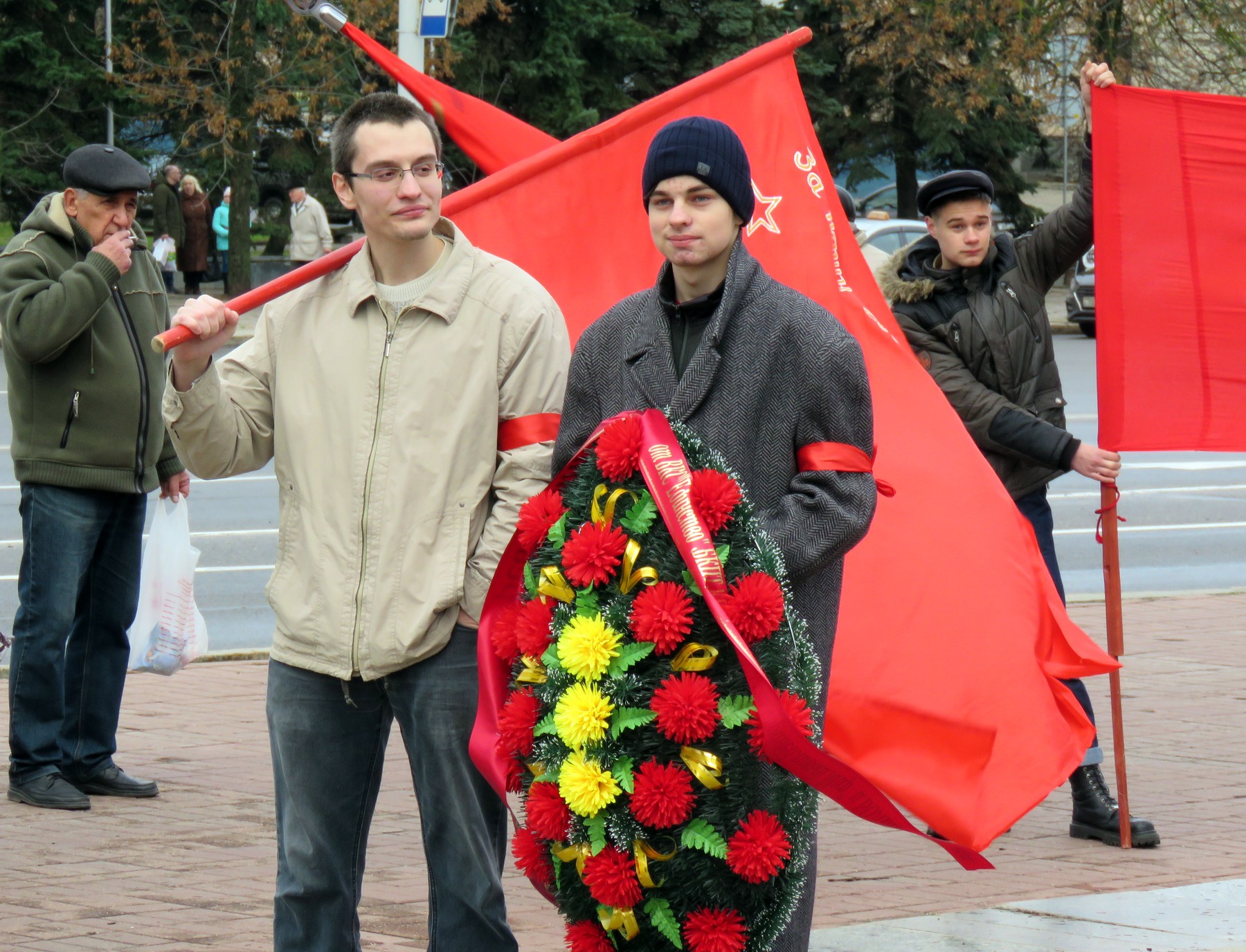 Коммунисты Витебска поздравили горожан с праздником 7 ноября