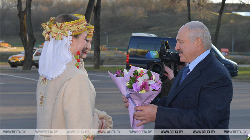 Лукашенко прилетел на вертолете и приземлился на автостоянке зоны отдыха на реке Витьба. Смотрите видео, как это было