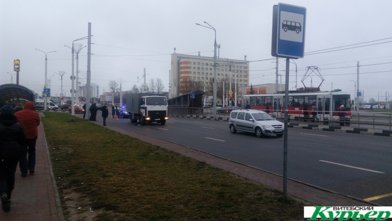 В Витебске автозак столкнулся с легковушкой. На Московском проспекте объезд