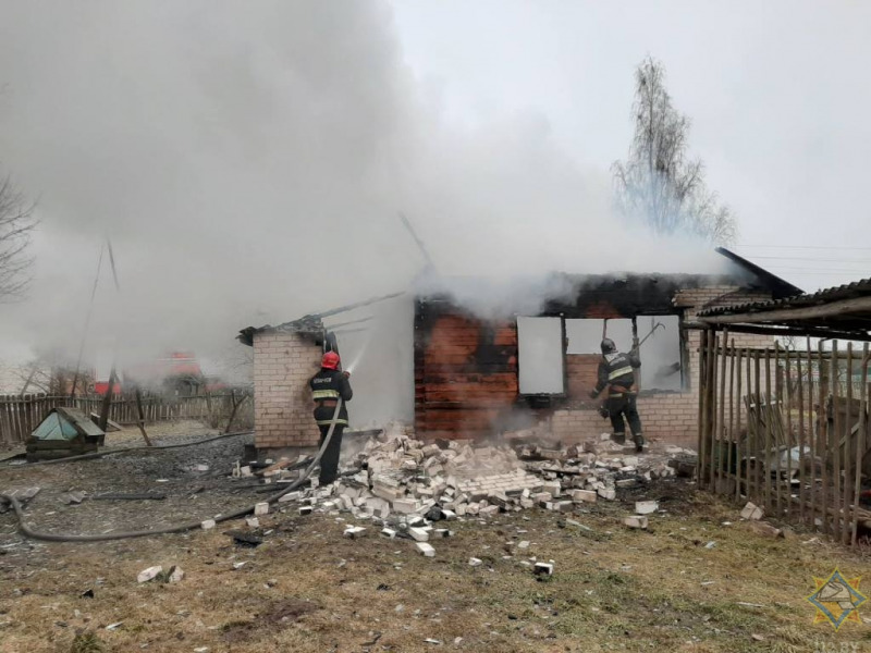 При пожаре В Шумилинском районе спасли пенсионерку и ее сына инвалида
