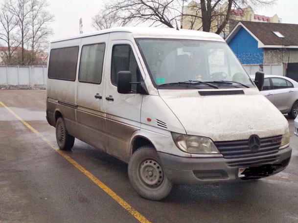 В Оршанском районе ГАИ остановила микроавтобус с 100 л алкоголя