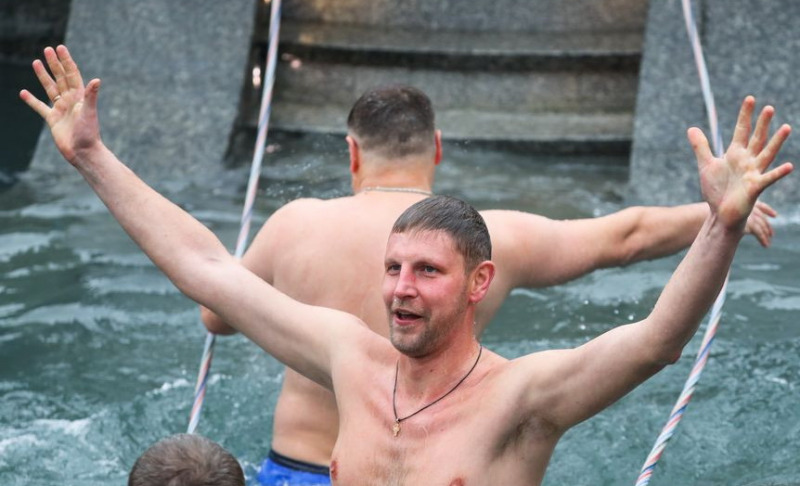 Как прошли крещенские купания в Витебске. Замораживающие фото