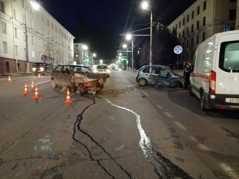 Две легковушки столкнулись вечером в Витебске