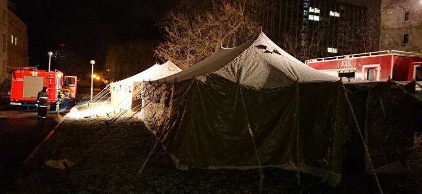 Палатки во дворе Минской инфекционной больницы