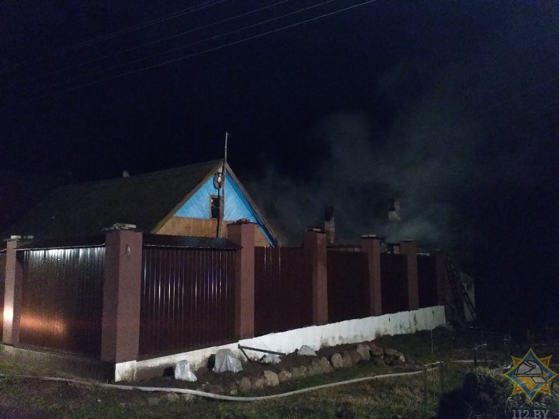 В Бешенковичском районе из-за воспламенившего сарая едва не сгорел жилой дом