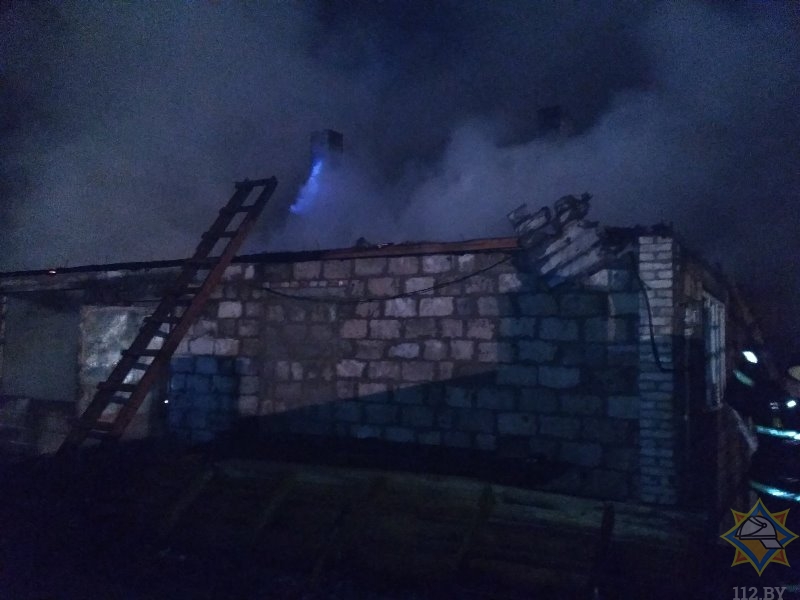 В Бешенковичском районе из-за воспламенившего сарая едва не сгорел жилой дом