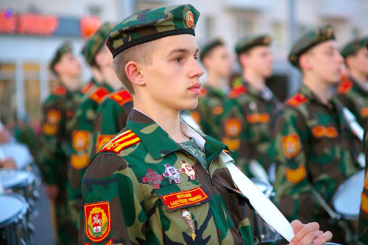 Герб Погоня возвращается на знамена войск в Витебской области