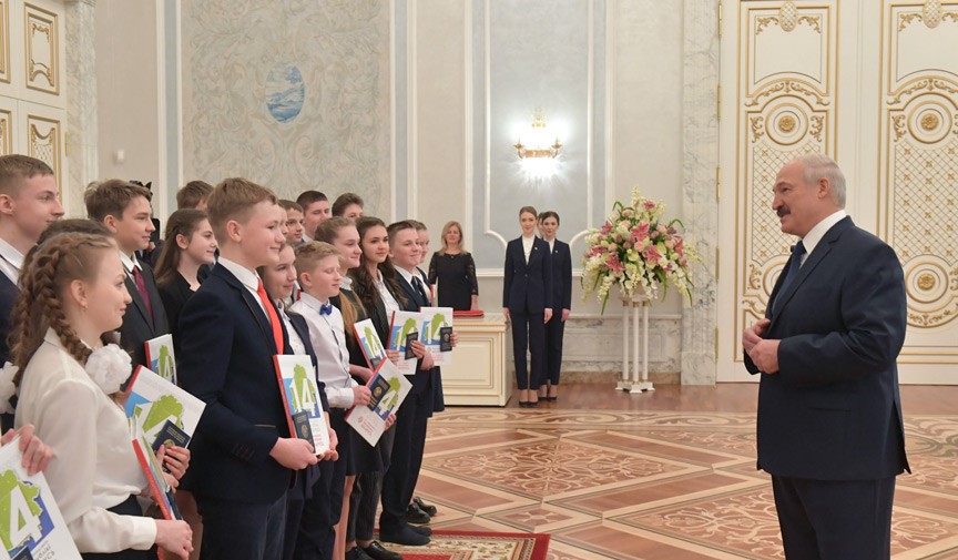 Ученица гимназии Витебска получила паспорт от Лукашенко